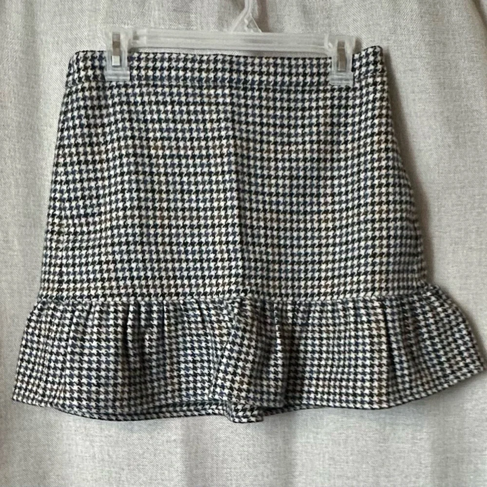J. Crew•elastic waist houndstooth skirt•size 8•ruffle hem•100% wool•lined•multi